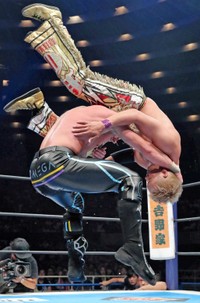 オカダ・カズチカ（右）に片翼の天使を決めるケニー・オメガ＝2018年