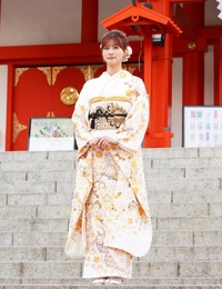 白基調のシックな振り袖姿を披露した生見愛瑠