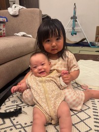 長女のまなざしには優しさがにじみ、次女は安心したように笑顔を見せる／sayakaさん（@syk.71）提供