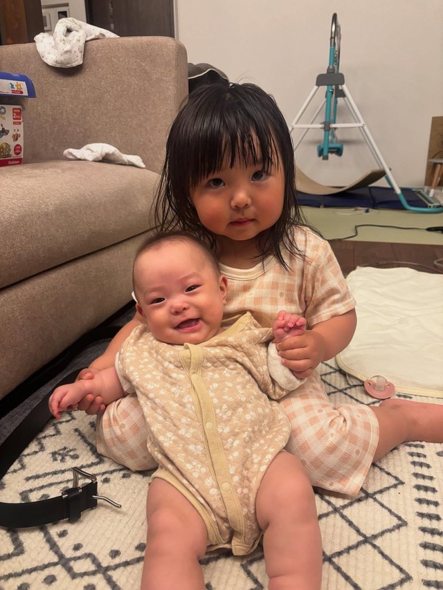 長女のまなざしには優しさがにじみ、次女は安心したように笑顔を見せる／sayakaさん（@syk.71）提供
