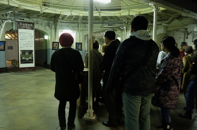 目の前に広がる放射状の舎房を見つめ、それぞれに思いを馳せる参加者たち