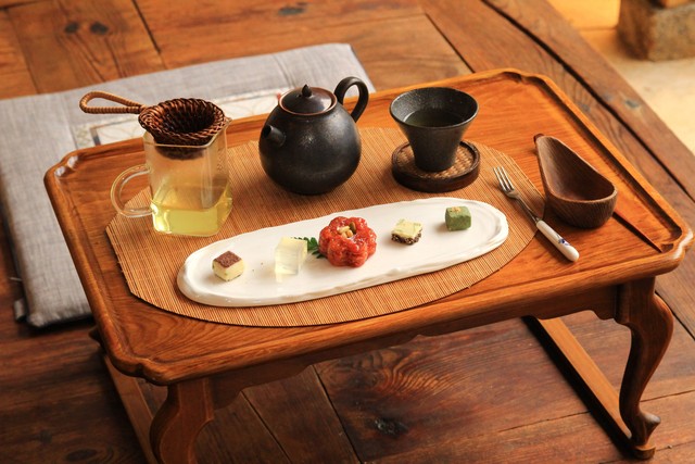 ラズベリーの花薬菓お茶菓子セット 8000 ウォンと、細雀（緑茶）10000ウォン。