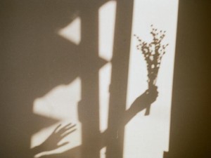 「外国人と付き合う女はブス」心ない言葉に傷ついている人がいる。