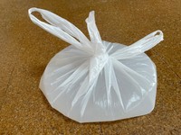 真ん中のベロの部分を口などで押さえ、持ち手を1回結ぶ