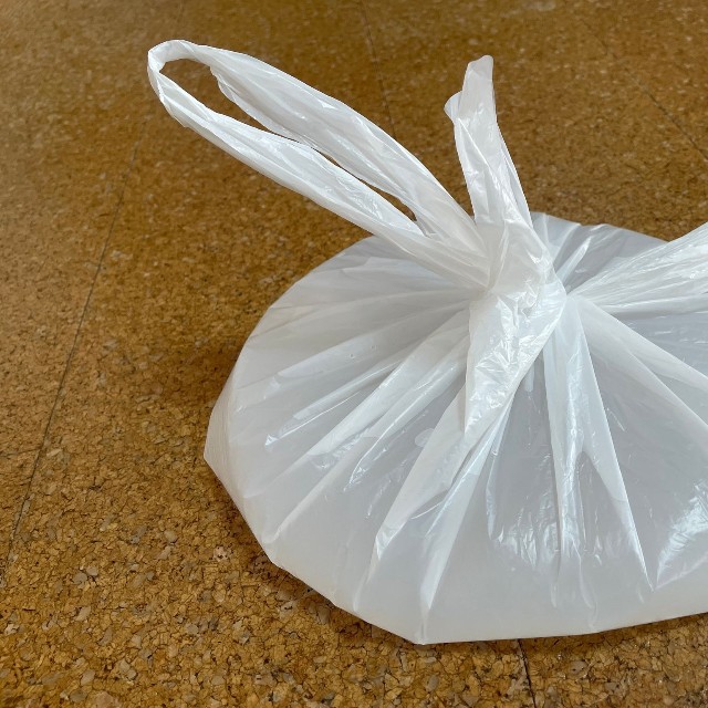 真ん中のベロの部分を口などで押さえ、持ち手を1回結ぶ