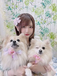 愛犬と写真に収まるすみれおじさん