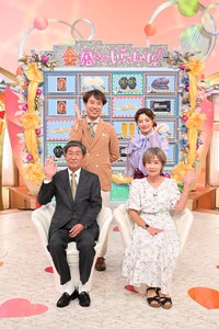 50年前、番組に出演した“金婚さん”。後列左から番組MCの藤井隆、井上咲楽＝10月5日放送の「新婚さんいらっしゃい！1時間特別企画～金婚さんいらっしゃい！～」よりⓒABCテレビ