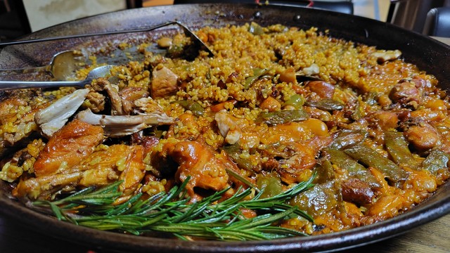 材料は鶏肉・ウサギ肉・モロッコインゲン・白花豆・香り付けのローズマリー