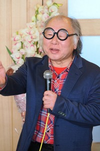 博多笑い塾の小ノ上理事長。「これからも存分にマジックを楽しんでほしい」