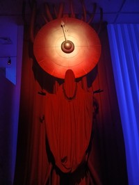  「カチ、カチ」という音と共に〝終わりの時〟を告げる巨大な時計のモニュメント（「1999展－存在しないあの日の記憶－」より）