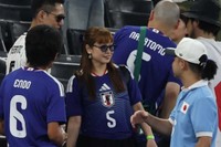 試合観戦に訪れた平愛梨(中央)＝エスタディオ・モンテレイ