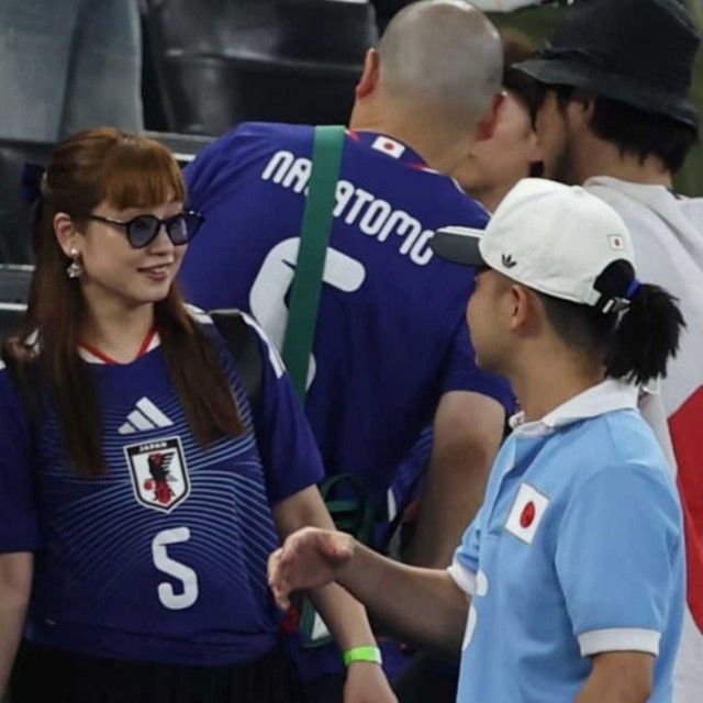 試合観戦に訪れた平愛梨(中央)＝エスタディオ・モンテレイ