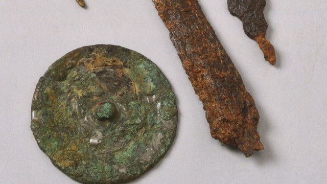 宮山墳丘墓（総社市）の竪穴式石室で見つかった刀や槍形の鉄器など　岡山県立博物館 提供