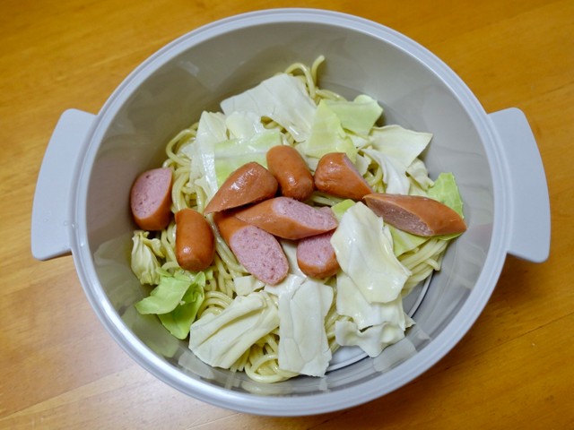 麺と具材を入れ、ふたをして電子レンジで3分