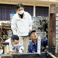 半木製織機の復元にあたる技術者や京都府職員ら（京丹後市丹後町）＝画像をトリミングしています