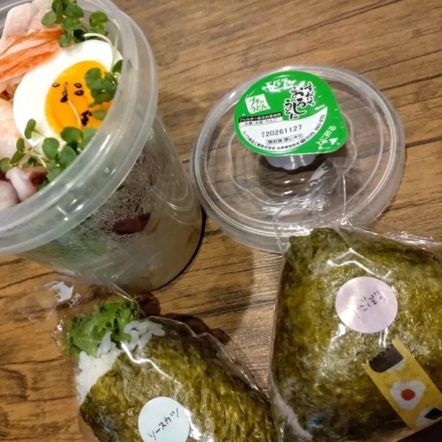 野菜をたっぷり添えた、別の日のサラダうどん弁当／zuekonnoさん（@zueko2442）提供