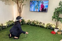 VRによるブルーベリー摘み体験の様子 ※筆者撮影