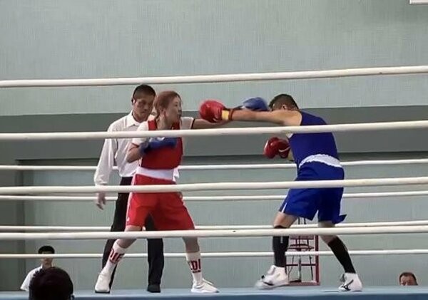 マスボクシングの全国大会でパンチを繰り出す京都チームのメンバー（左）＝９月、宮崎県えびの市