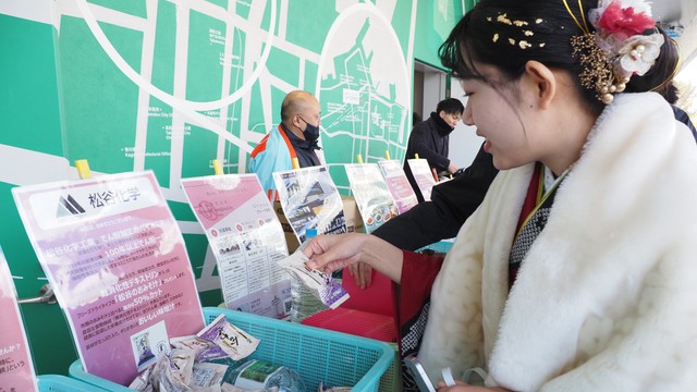 二十歳の門出を20社がお祝い　高松市の式典会場で各企業がプレゼント