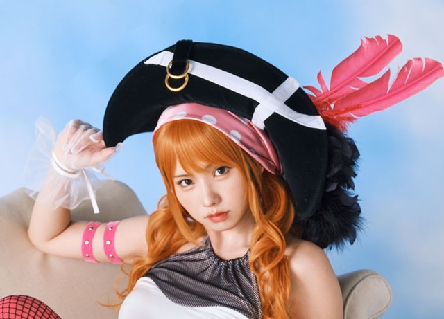 えなこ「ONE PIECE」ウタ、ナミ、ロビンとコラボ下着のコスプレ披露 ...