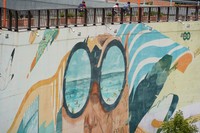 黒海沿いの港町コンスタンツァのビーチを彩る「空気をきれいにする壁画」=2024年4月24日、ルーマニア東部、荒ちひろ撮影