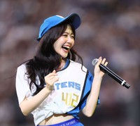 ミニコンサートでパフォーマンスする鈴木愛理＝エスコンフィールド