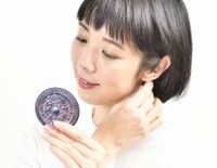 「画文帯神獣鏡刺繍缶ミラー」銅鏡にしか見えませんがコンパクトミラーです（提供写真）