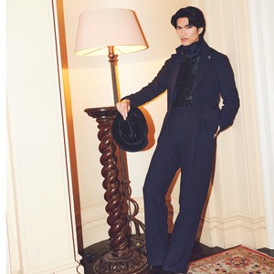 スーツの可能性は無限大心地よさの裏側に色気を宿す。【粋な男はスーツを着る。】