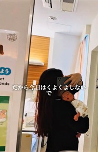 生まれたばかりの次男を抱く母／厚化粧とハゲナルシストさん（@atsuhage88）提供