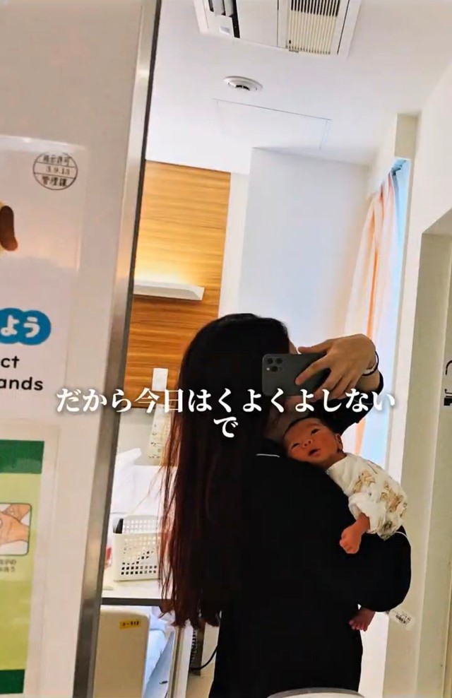 生まれたばかりの次男を抱く母／厚化粧とハゲナルシストさん（@atsuhage88）提供