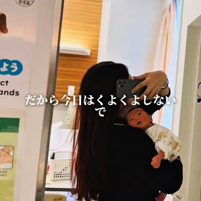 生まれたばかりの次男を抱く母／厚化粧とハゲナルシストさん（@atsuhage88）提供