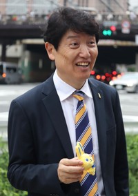 街頭演説後、記者団の取材に応じた足立康史氏＝大阪市内