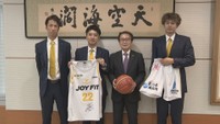 香川県庁を訪れた香川ファイブアローズの選手ら