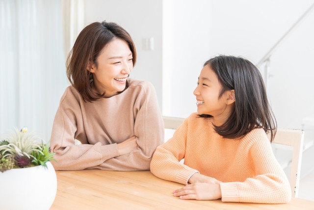 日本の保護者は「身近な人間関係」を重視する傾向　※画像はイメージです（miya227/stock.adobe.com）