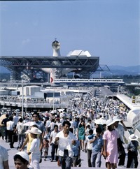 １９７０年当時、全国から見学客でにぎわう日本万国博覧会の会場。後方には太陽の塔がそびえる＝大阪府吹田市