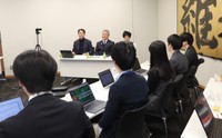 リバースメンターの提言をもとに議論を交わす（左から）日本維新の会の柳ヶ瀬裕文総務会長、馬場伸幸代表、音喜多駿政調会長＝国会内