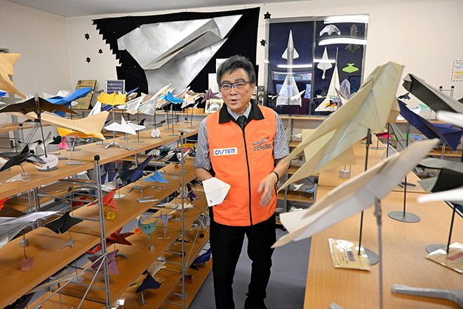 This man’s dreams take flight, one paper plane at a time