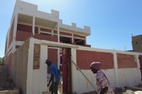 バジさんたちが建設中の土れんがを使った家＝2023年12月27日、セネガル西部、荒ちひろ撮影