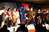 シャリバンの赤射ポーズを繰り出す渡洋史＝都内