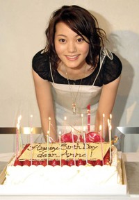 20歳のバースデーを祝福される鈴木杏＝2007年
