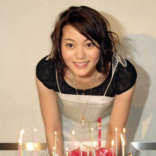 20歳のバースデーを祝福される鈴木杏＝2007年