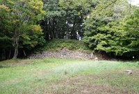 小谷城本丸下の石垣を大広間跡からのぞむ。ここにお市や茶々が住んでいた