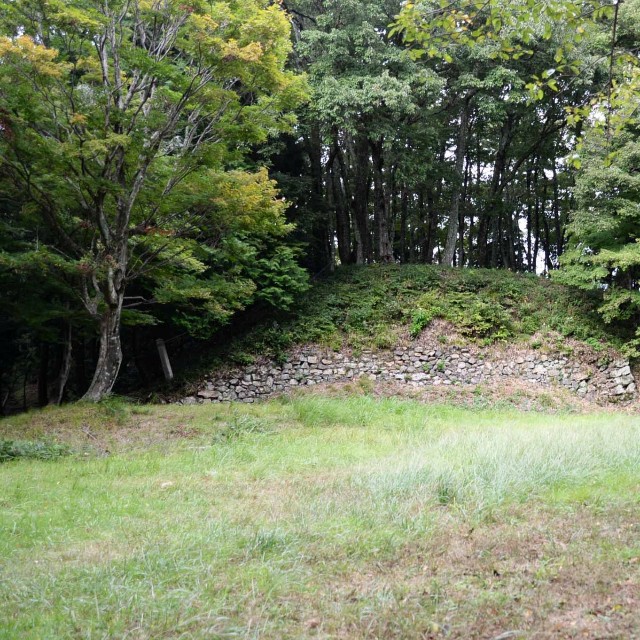 小谷城本丸下の石垣を大広間跡からのぞむ。ここにお市や茶々が住んでいた