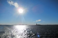 遠から見た自由の女神像=2025年10月、ニューヨーク、福田宏樹撮影