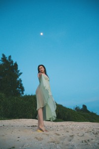 岡本彩夏 1st写真集『すきだらけ』【公式】さんのX（@ayakaphotobook）より