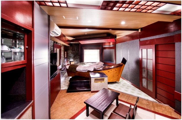 ホームぺージのギャラリーには「203号室【昭和レトロ】和室に舟形ベッド 魅惑の海原にお二人で 漕ぎ出してくださいませ」との文言が