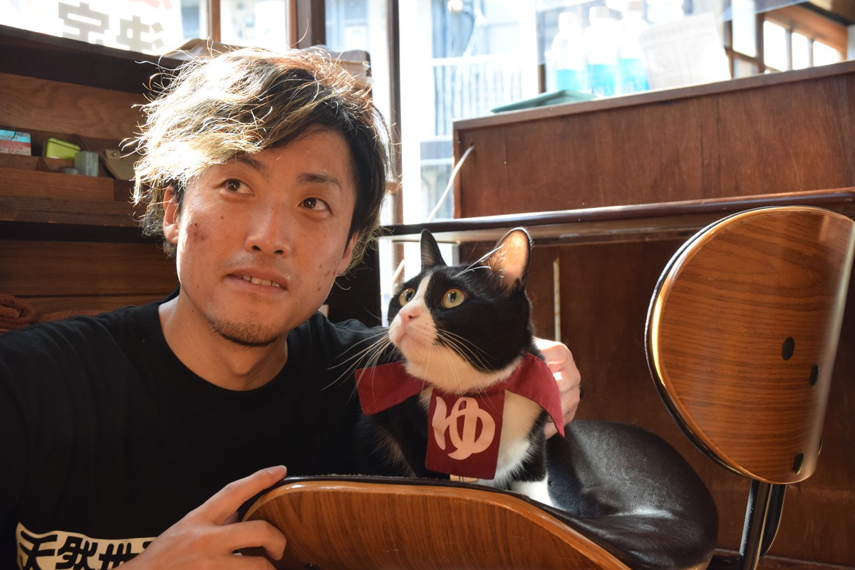 屋根で保護された黒猫「トタン」…今は銭湯の看板猫に さらに漫画化で