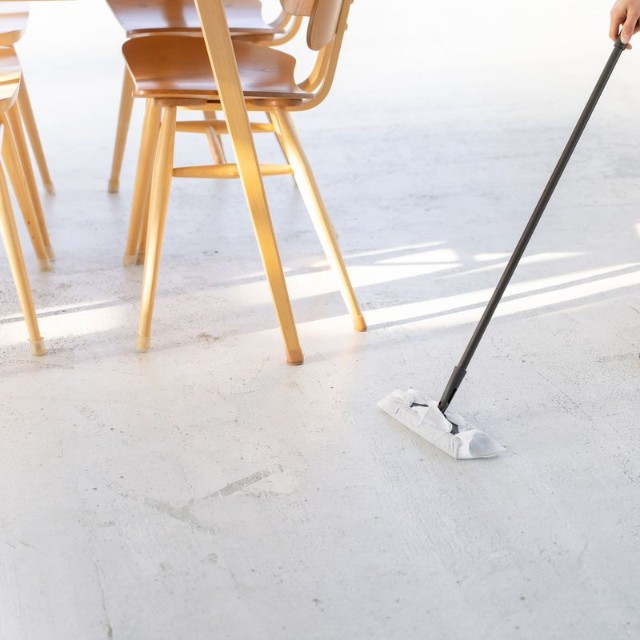 クイックルワイパーのパーツだと判明　※この画像はイメージです（naka/stock.adobe.com）