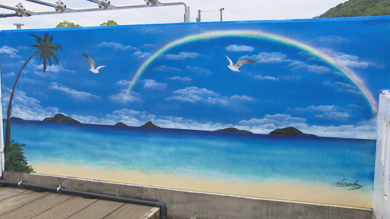 高松市営プールにスプレーアートの壁画が完成「夏の思い出の1