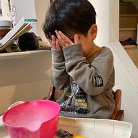3歳児が手で顔を隠している理由に、12万人が「尊い！」「可愛い〜」と大注目（画像提供：ゴンゾウR4さん）